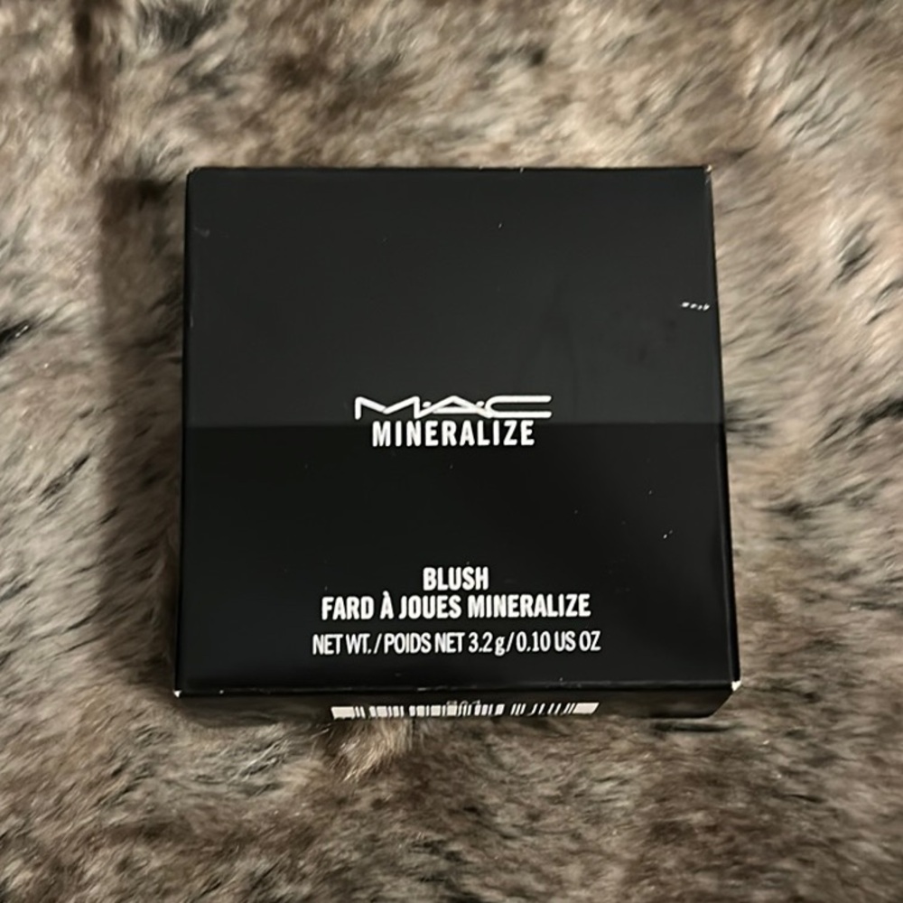 MAC Mineralize Pink Satin Blush in Petal Power NIB - Picture 2 of 3